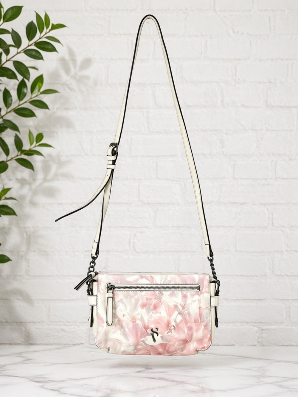 ✨ Simply Vera Wang Floral Crossbody Bag ✨